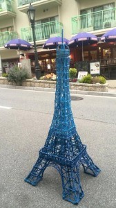 オーダーメイドのエッフェル塔が神戸北野にやってきました。Eiffel tower has just arrived to Kitano
