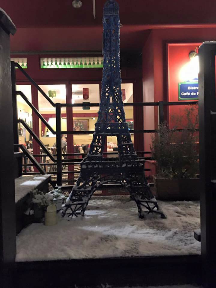 雪の幻想的な雰囲気に包まれたビストロ カフェ・ド・パリも素敵ですよ♪
